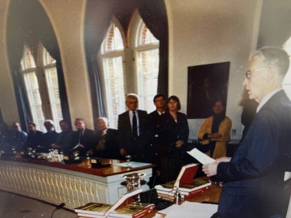 Billedtekst:  Oluf Jensen præsenterer som formand for Byhistorisk Selskab for Vejle første bind af bogværket Vejles Historie ved en reception i byrådssalen på Vejle Rådhus i 1996. Foto: Vejle Stadsarkiv 